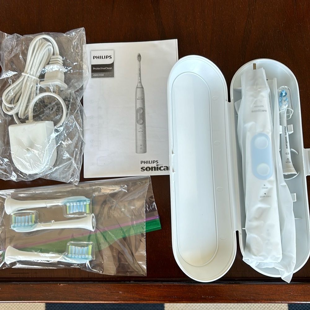 Philips Sonicare electric toothbrush, with travel case and charger, 4 brushes
